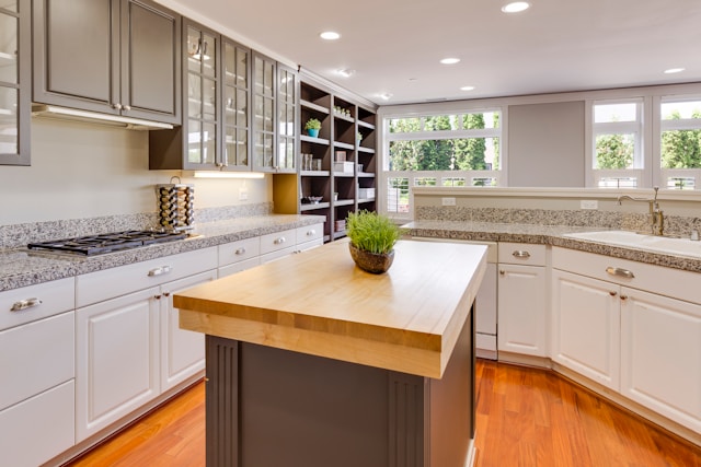 Modern Homes: The Advantages of Quartz Countertops